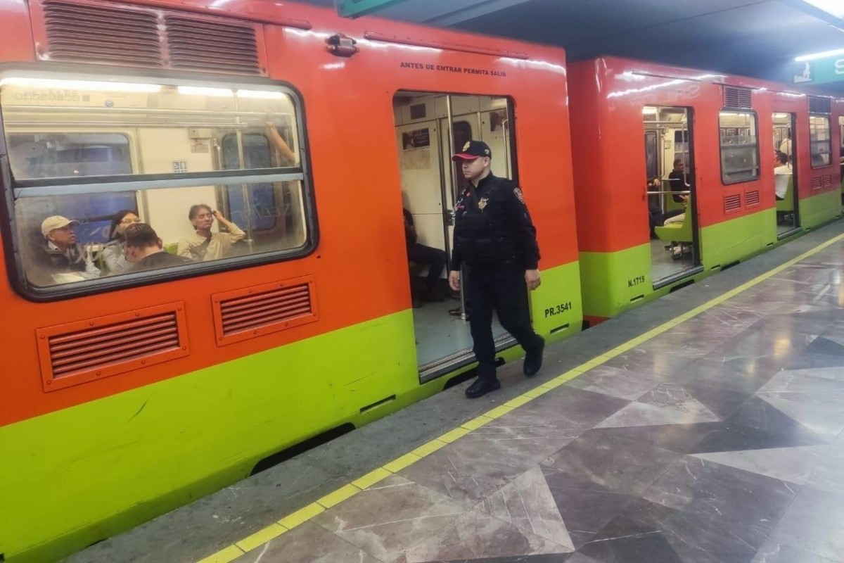 Policía resguardando los vagones Foto: 'X'(Twitter) @MetroCDMX