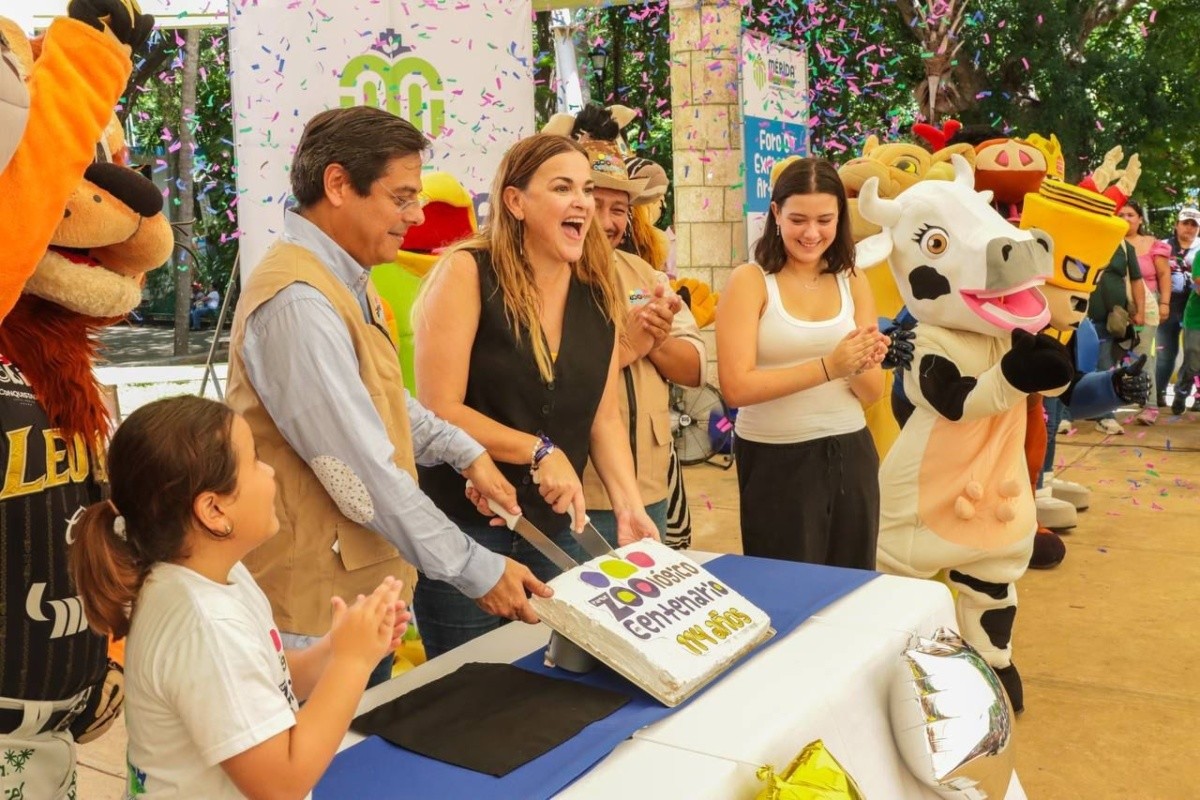 Cecilia Patrón partiendo pastel del aniversario del Zoológico 'El Cantenario' Foto: 'X'(Twitter) @CeciliaPatronL