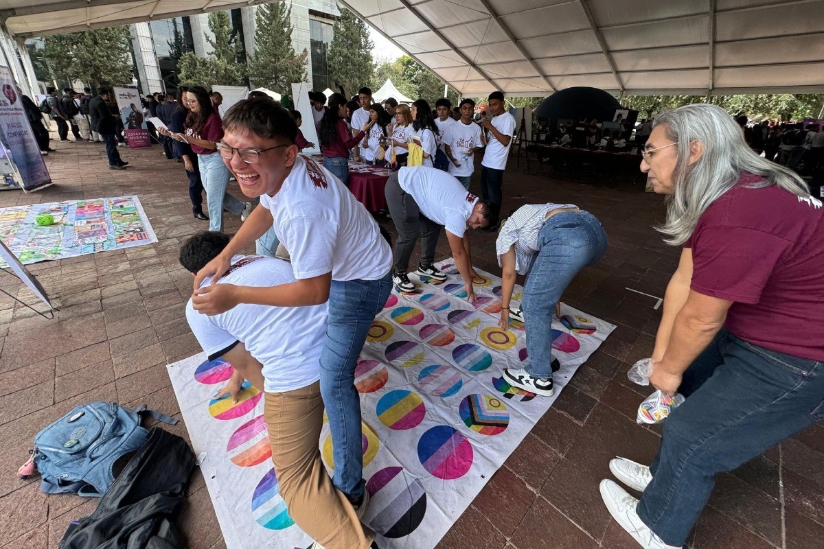 Estudiantes del IPN jugando en el inicio del ciclo escolar Foto: 'X'(Twitter) @GeneroIPN