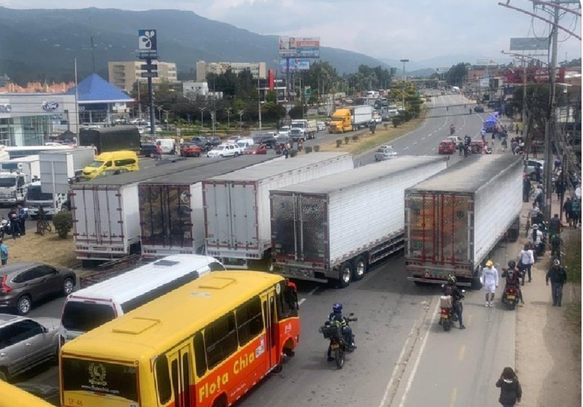 Las tensiones aumentan en Colombia mientras el paro camionero persiste. El Gobierno ha ofrecido concesiones significativas, pero los transportistas se mantienen firmes, dejando al país en una situación crítica. Foto: Redes