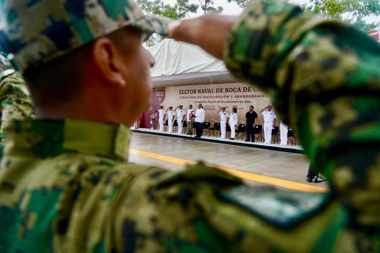 AMLO asistió a la inauguración y abanderamiento del Sector Naval. Foto: Semar.