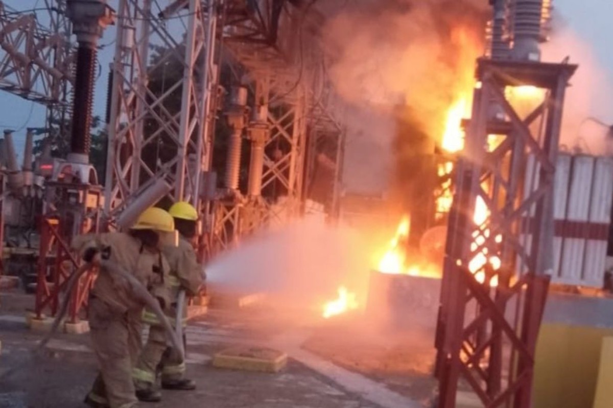 El Cuerpo de Bomberos arribó a la zona para sofocar el incendio Foto: Especial