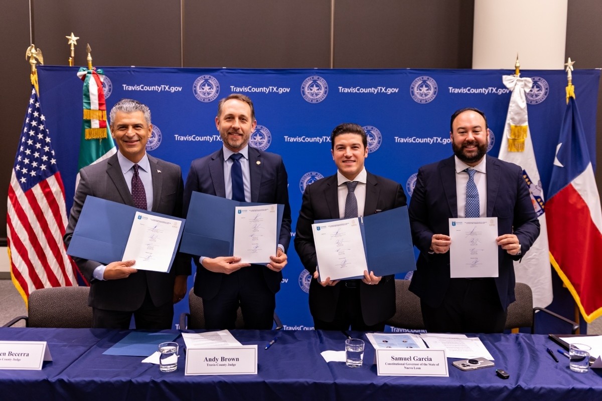 Samuel García en la firma del acuerdo de la construcción del tren ligero Foto: Wetransfer