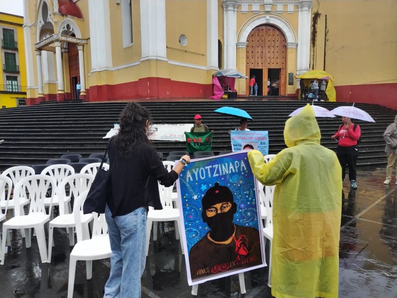 En el marco del décimo aniversario de Ayotzinapa, Xalapa se une en un homenaje a los 43 normalistas desaparecidos, reiterando la demanda de justicia en un país donde las desapariciones continúan. Foto: Rosalinda Morales / POSTA