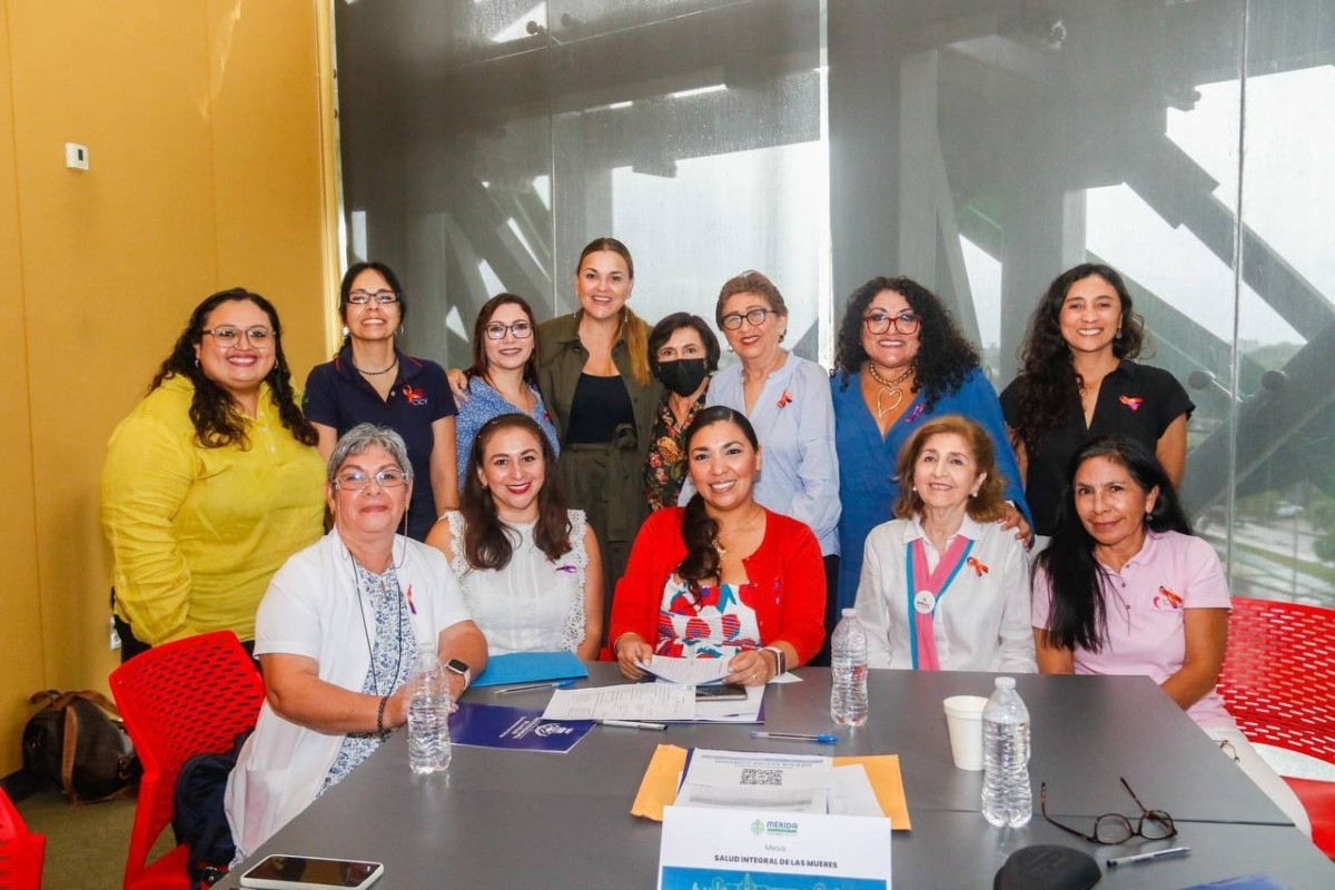 Cecilia Patrón junto a demás mujeres en situación de violencia Foto: 'X'(Twitter) @CeciliaPatronL