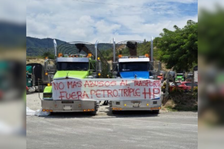 Transportistas de Colombia protestan por aumento del precio del diésel