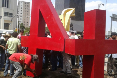 Normalistas de Ayotzinapa protestan en zona militar de Iguala VIDEO