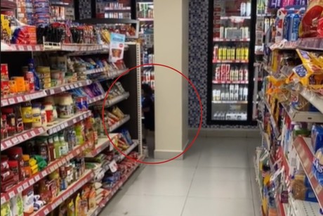 ¡Escalofriante! Captan a 'niña fantasma' en un Oxxo a las 3 de la mañana | VIDEO