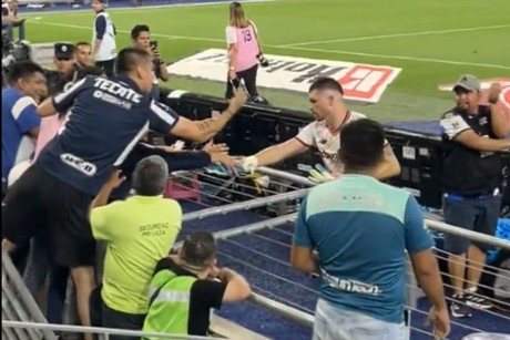 Thiago Volpi se acerca a regalar sus guantes y es agredido por fans de Monterrey