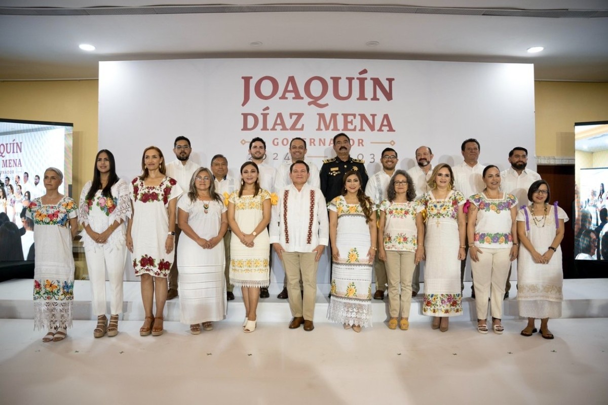 Joaquín Díaz Mena junto a los integrantes de su gabinete Foto: 'X'(Twitter) @huachodiazmena