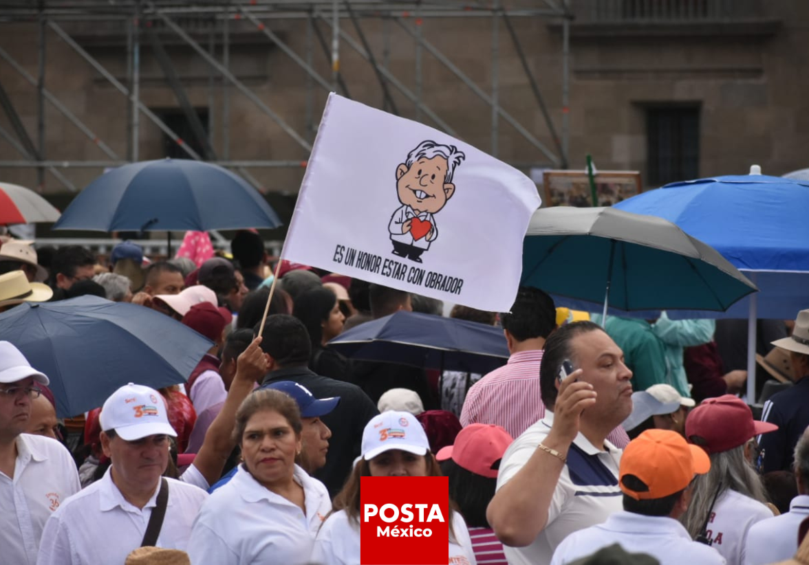 Con mantas de agradecimiento y souvenirs, simpatizantes abarrotaron el Zócalo para despedir a AMLO, quien cederá el mando a Claudia Sheinbaum el 1 de octubre, marcando el fin de su gestión. Foto: Enrique Pérez / POSTA