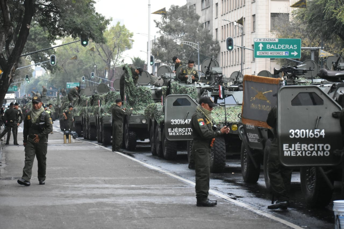 Personal del Ejército mexicano sobre sus vehículos. Foto: Enrique Pérez Huerta