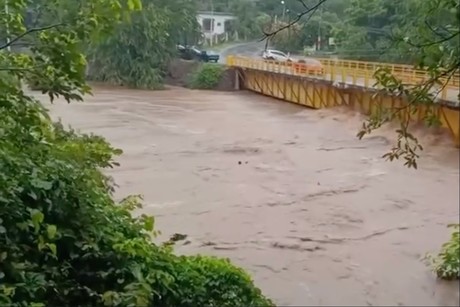 Evacuan familias por creciente del río Amacuzac; sufre desbordamiento