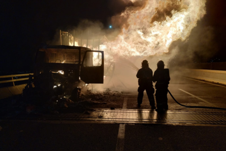 Se incendia camión con veladoras en la autopista México-Puebla