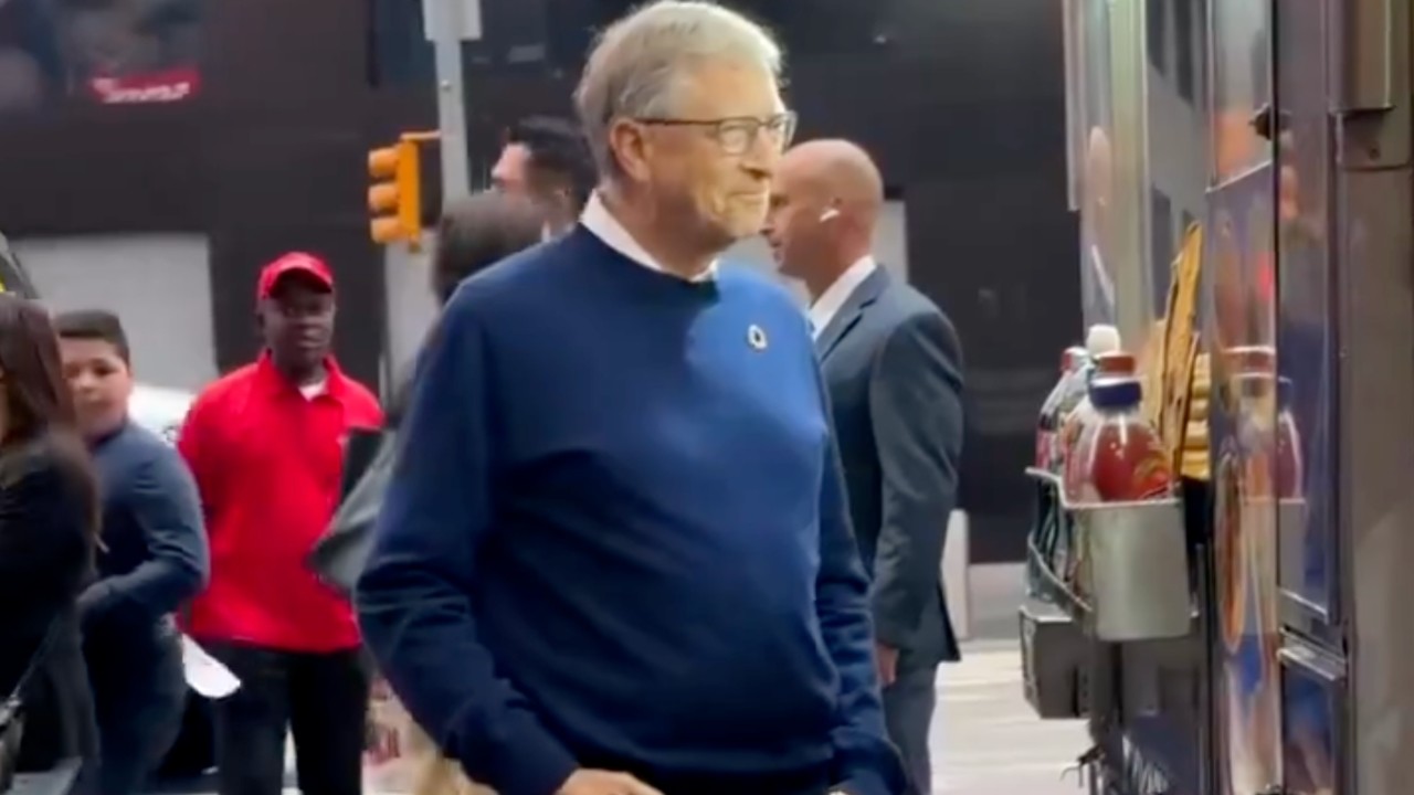 Bill Gates comprando un hot-dog en puesto de Nueva York Foto: 'X'(Twitter) @Vision4theBlind