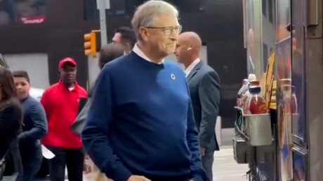 Captan al empresario Bill Gates, comprando hot-dog en Times Square, Nueva York