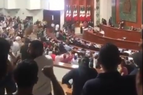 Estudiantes exigen la renuncia de Rubén Rocha en el Congreso de Sinaloa