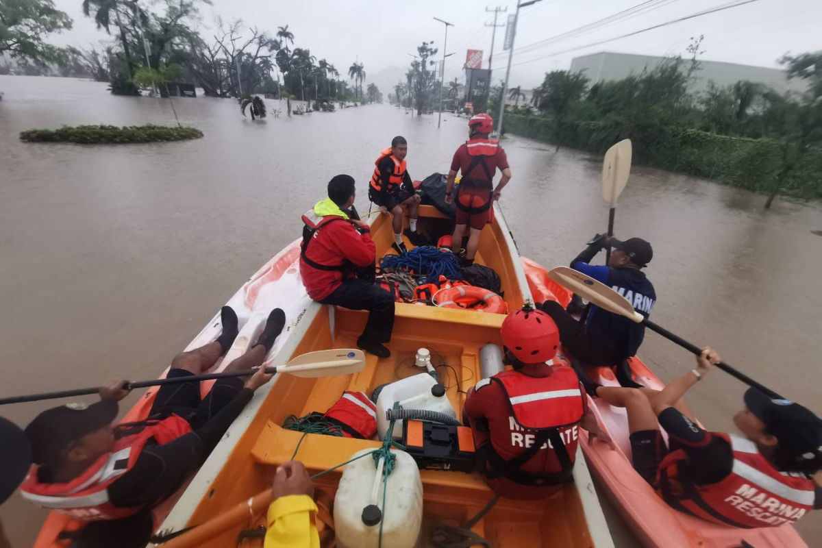 Brigada de rescate en Acapulco. Créditos: X @EvelynSalgadoP.