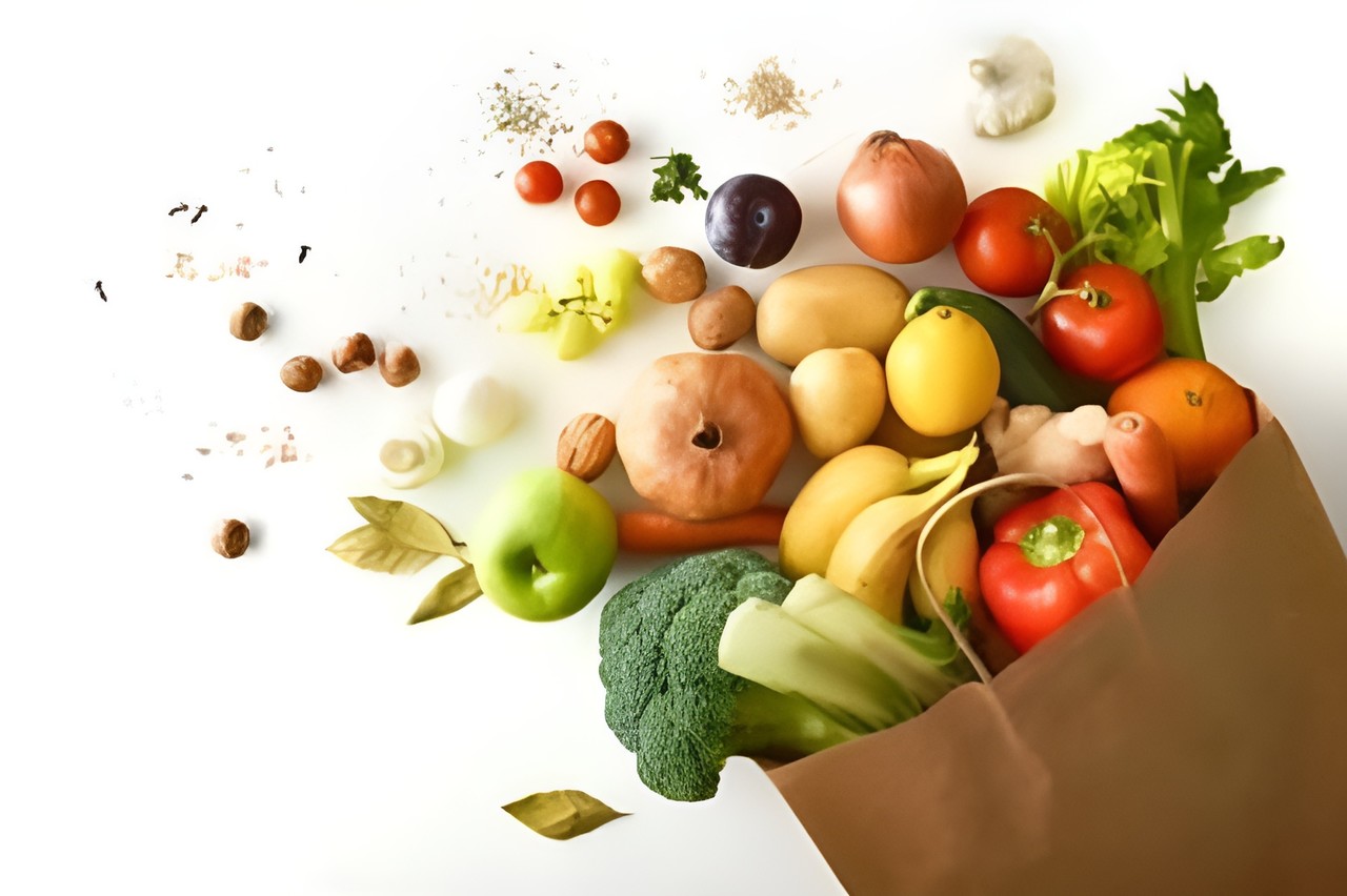 Bolsa con distintas frutas y verduras. Foto: Davizro Photography