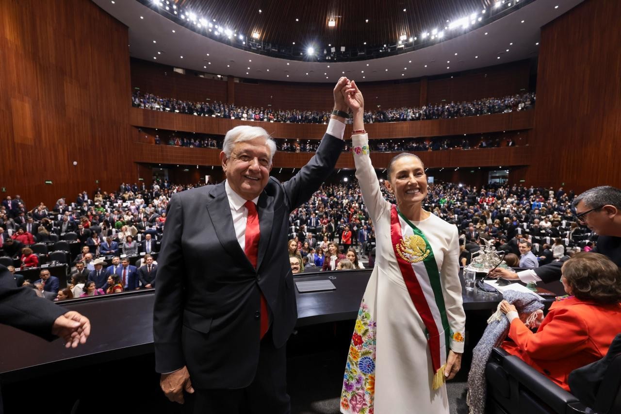 Claudia Sheinbaum Pardo, presidenta de México, junto con el expresidente Andrés Manuel López Obrador en la Cámara de Diputados. Foto: Presidencia de México