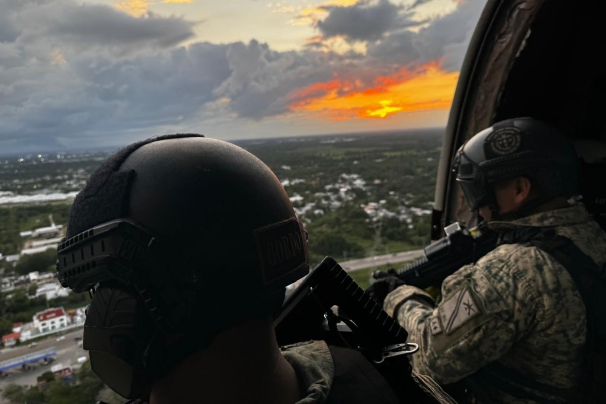 Militares abordo del Black Hawk vigilando Villahermosa Foto: 'X'(Twitter) @Feer_Charro