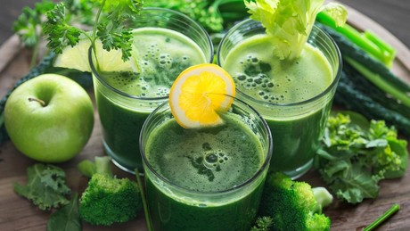 La 'receta de la abuela' para hacer el mejor jugo verde y explotar sus ventajas