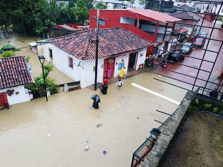 En Tabasco, fuertes lluvias provocan inundaciones y desbordo de ríos