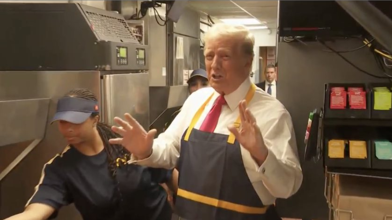 Donald Trump 'trabaja' en McDonalds; atiende drive-thru