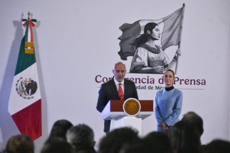 Claudia Sheinbaum y Jesús Esteva presentan el programa 'Bacheton' en la mañanera