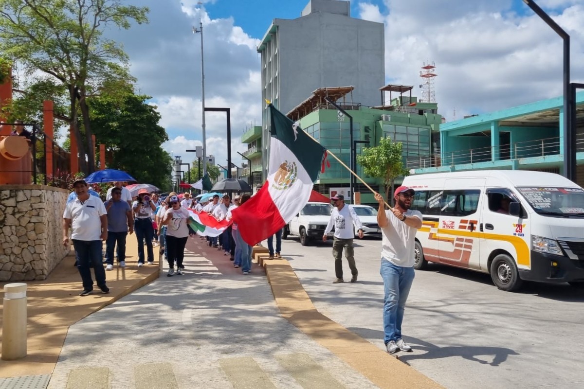 Trabajadores del Poder Judicial marcando en Villahermosa Foto: Armando de la Rosa