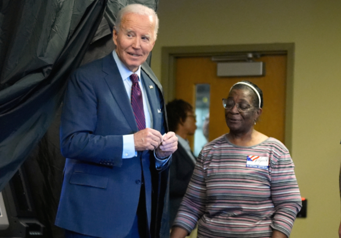 Con la votación anticipada de Biden en Delaware y un contundente reto de Harris a Trump, la campaña 2024 cierra con tensiones y estrategias clave en juego. Foto: Screenshot