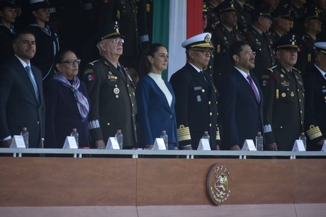 Claudia Sheinbaum recibe honores como la primera comandanta de Fuerzas Armadas