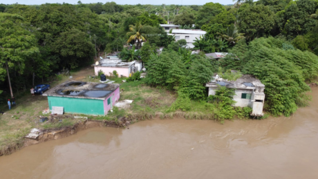 Erosión del Río de la Sierra amenaza con destruir casas en Tabasco