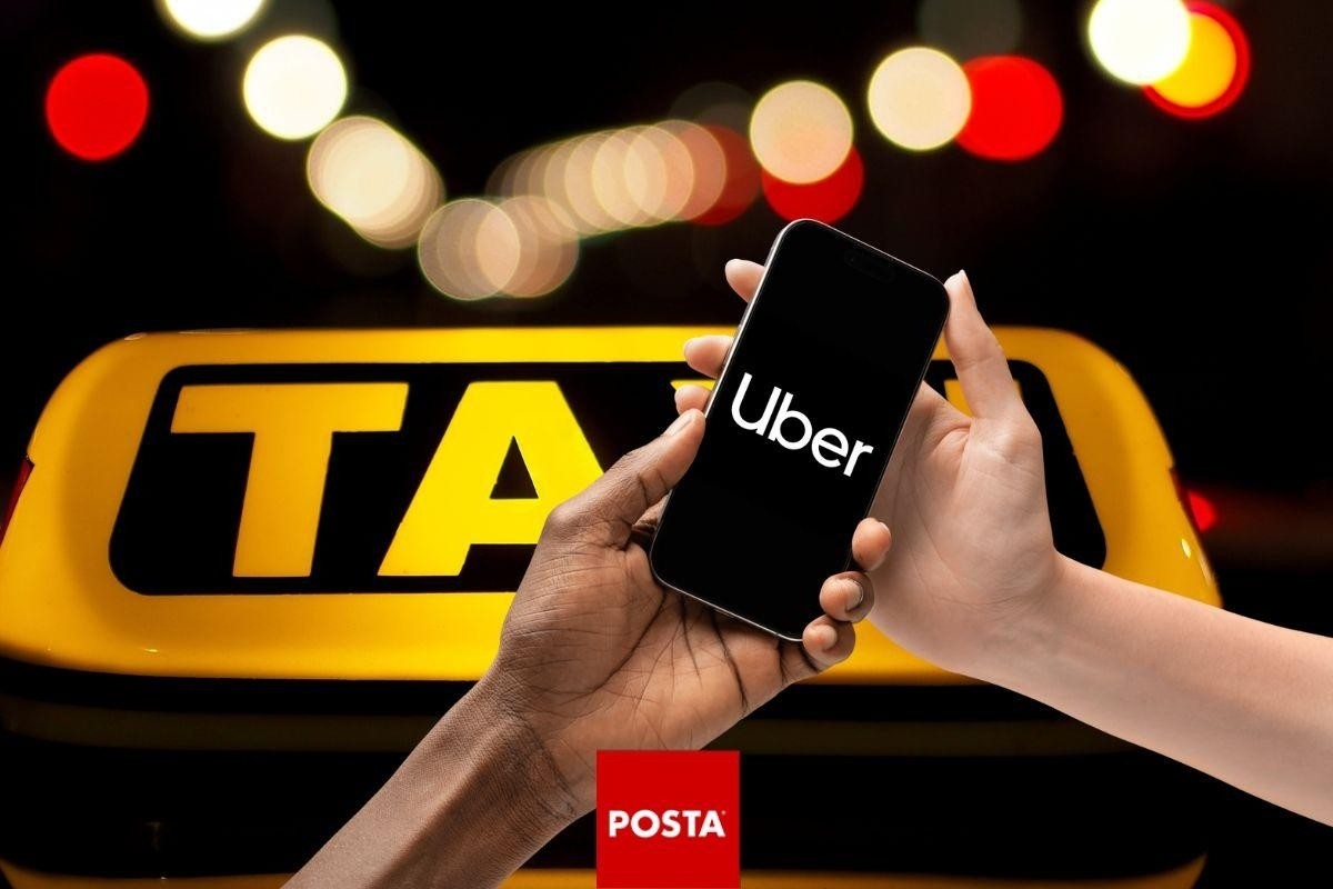 Persona pidiendo taxis mediante Uber Foto: POSTA México