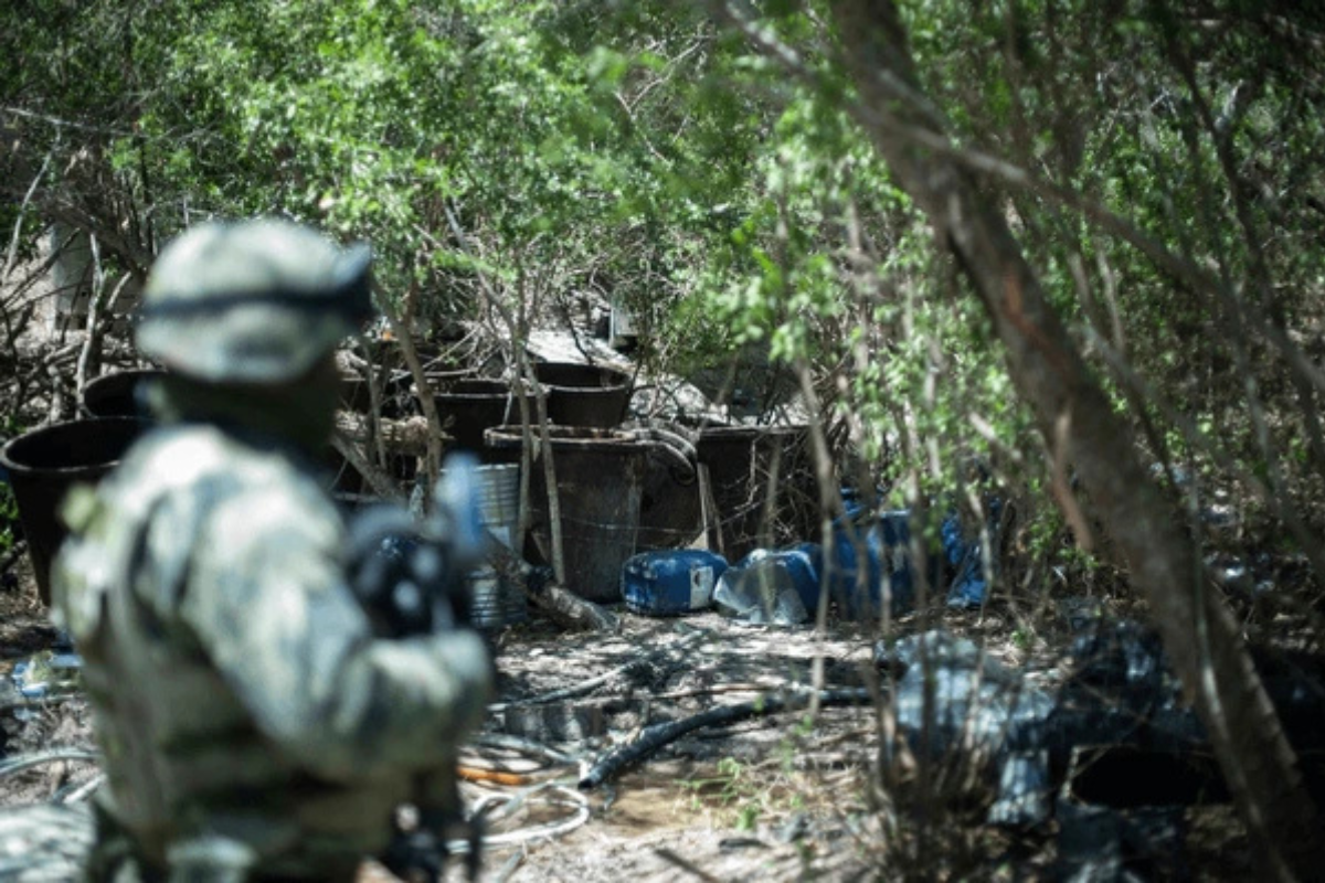 Personal de Ejército Mexicano. Foto: Shutterstock/parrazurita