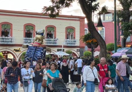 Atlixco celebra Día de Muertos con monumentales catrinas, ¡destino imperdible!