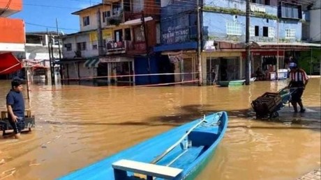 Cinco ríos de Veracruz se desbordan; la gente usa lanchas en las calles