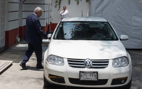 A bordo de su característico Jetta Blanco y portando la Banda Presidencial, el ex mandatario salió de su domicilio en Tlalpan. Foto: Especial.