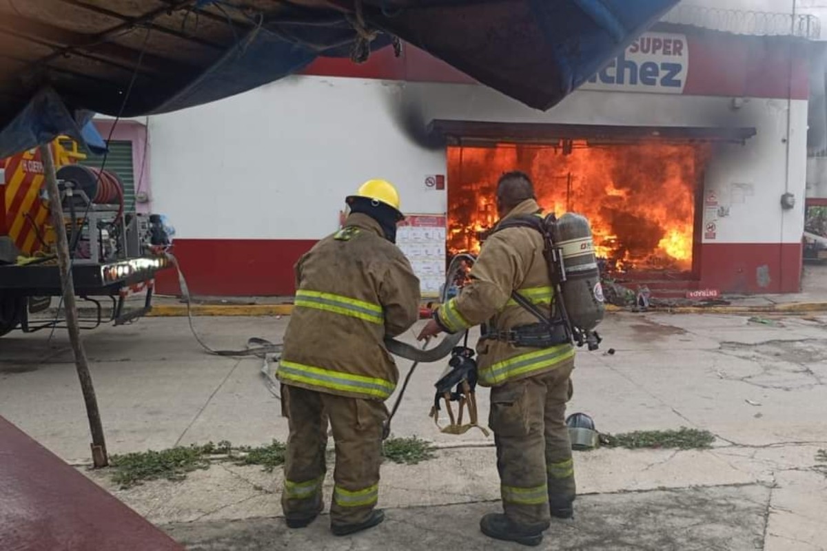 Los bomberos hicieron labores para sofocar el incendio Foto: 'X'(Twitter) @enlace_tabasco