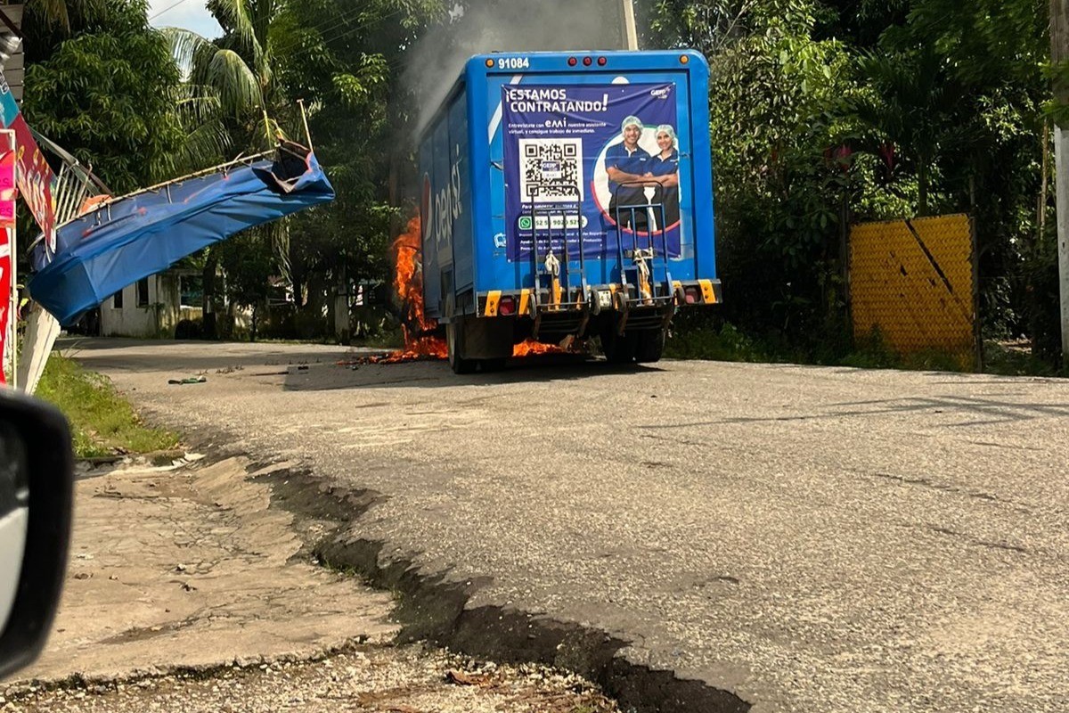 Camión incendiándose en Villahermosa, Tabasco Foto: Armando de la Rosa