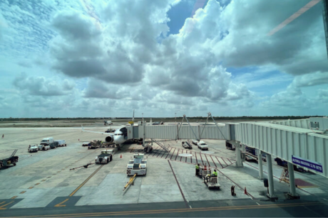 Tras Huracán Milton, reabren aeropuertos en la Península de Yucatán