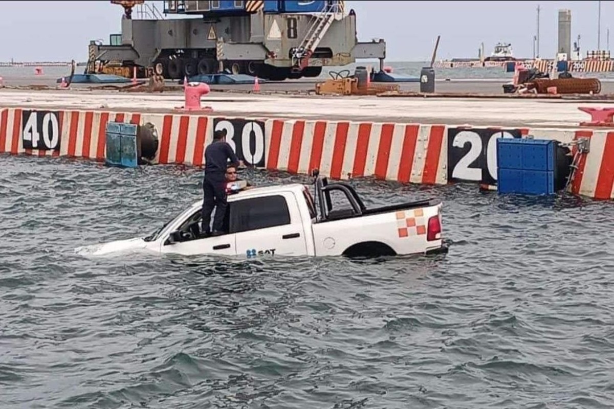 El vehículo quedó hundido en el agua Foto: 'X'(Twitter) @VictorToriz