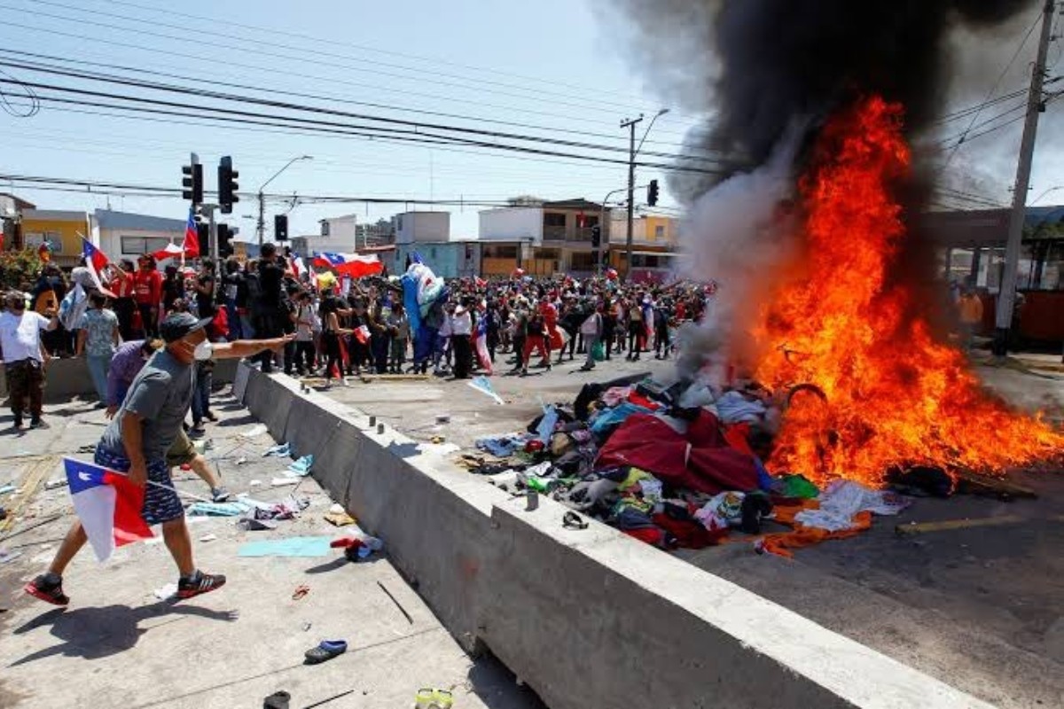 Habitantes quemando a gente de origen venezolano Foto: 'X'(Twitter) @PublioPertinax