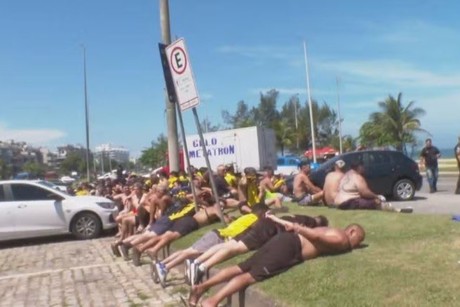 Brasil: Hinchas de Peñarol son detenidos por disturbios y quema de camiones