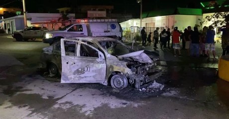 Delincuentes queman dos taxis en pleno centro de Tihuatlán