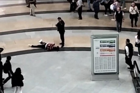 Joven muere al caer del tercer piso de la plaza Forum Buenavista | VIDEO