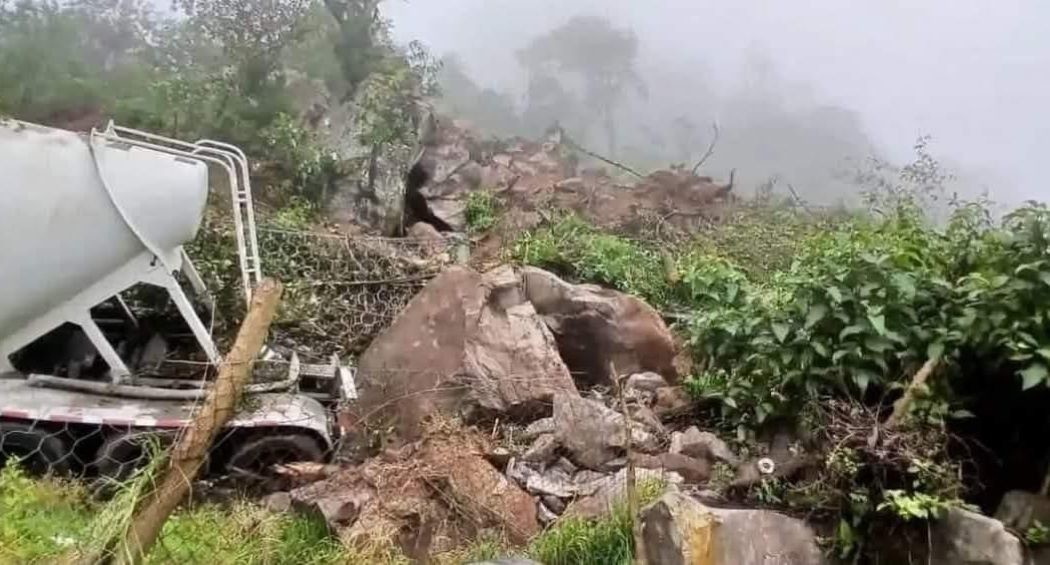 Urge reparar carretera Cumbres de Maltrata. A 7 días del derrumbe; sigue sin haber paso. Foto: Cortesía.