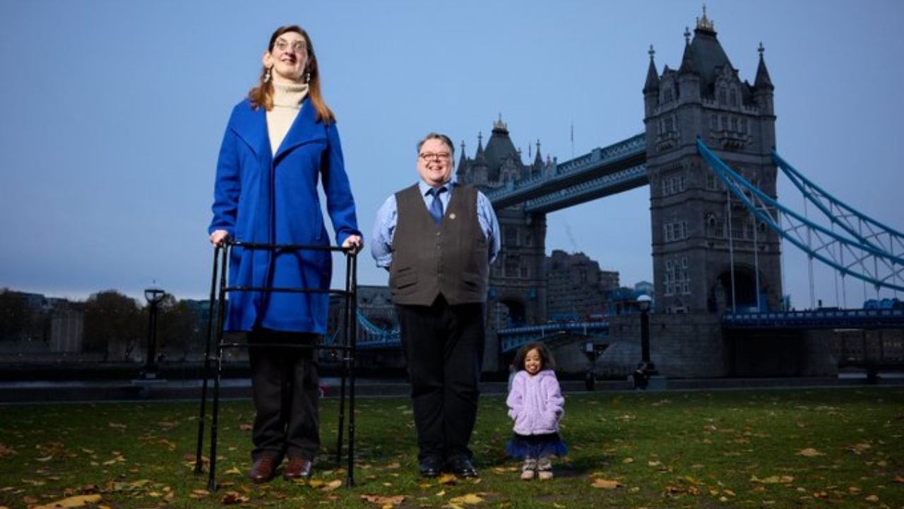 La mujer más alta junto a la más baja posan en Londres. Créditos: @GWR.