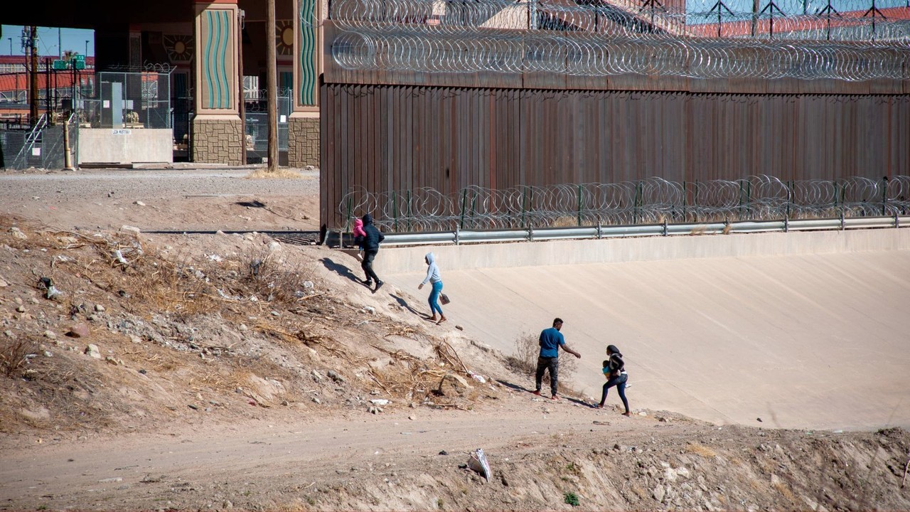 Migrantes cruzando la frontera. Foto. Especial