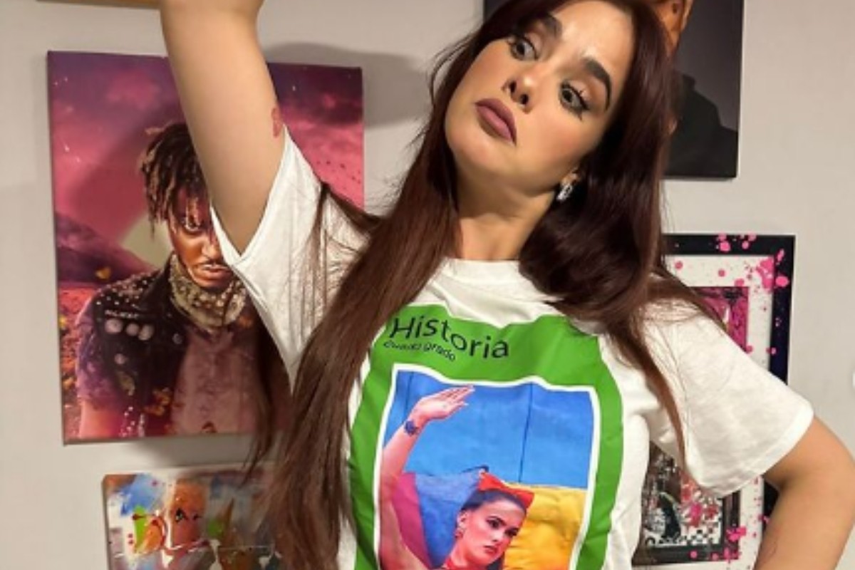 Gala Montes con playera de su línea de ropa Foto: Instagram @galamontes